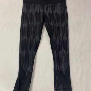 Size 2 LULULEMON capris leggings , black and silver, euc